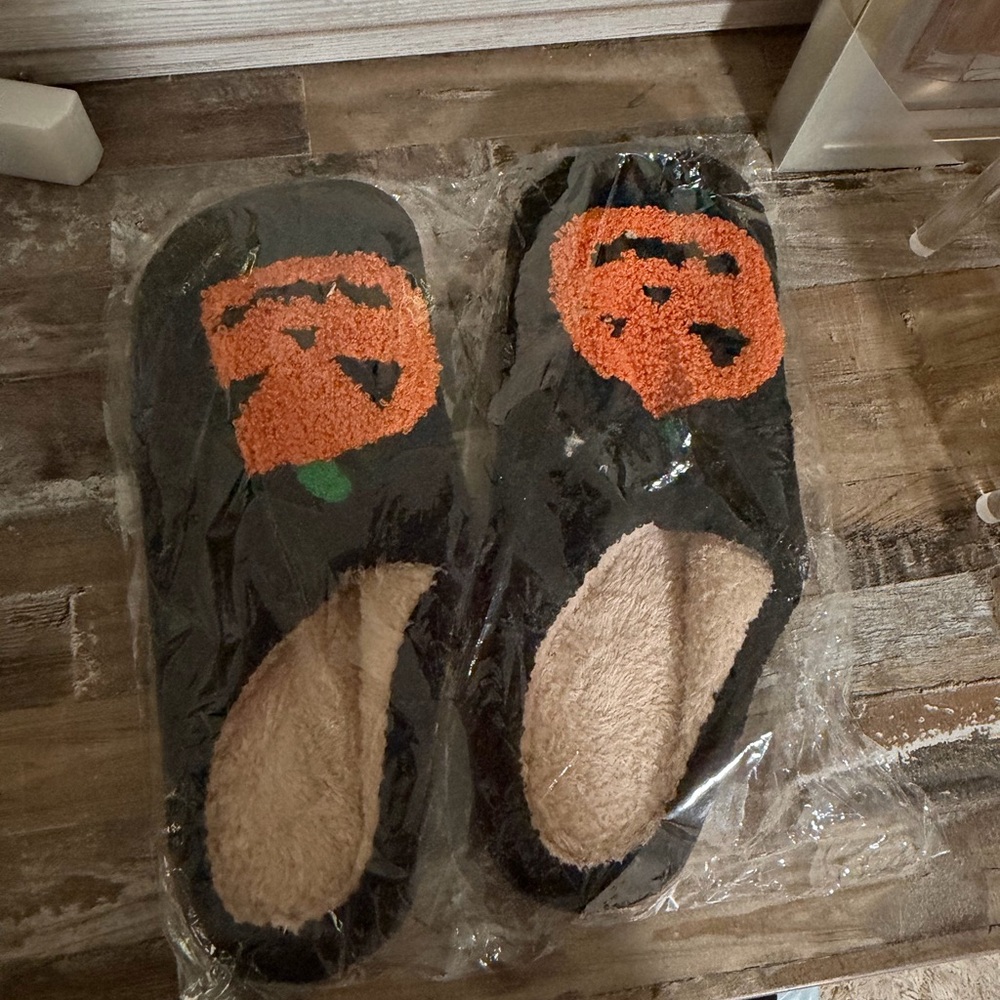 Cozy Black Pumpkin Slippers with Orange Jack-O'-Lantern